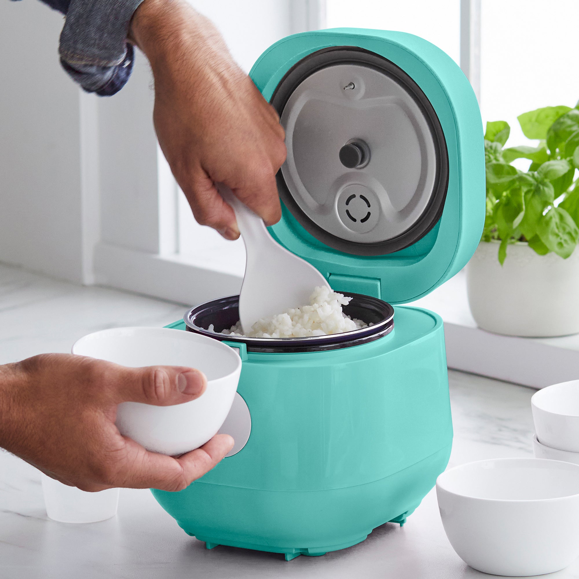 1 pc Mini Rice Cooker Portable design, suitable for long distance