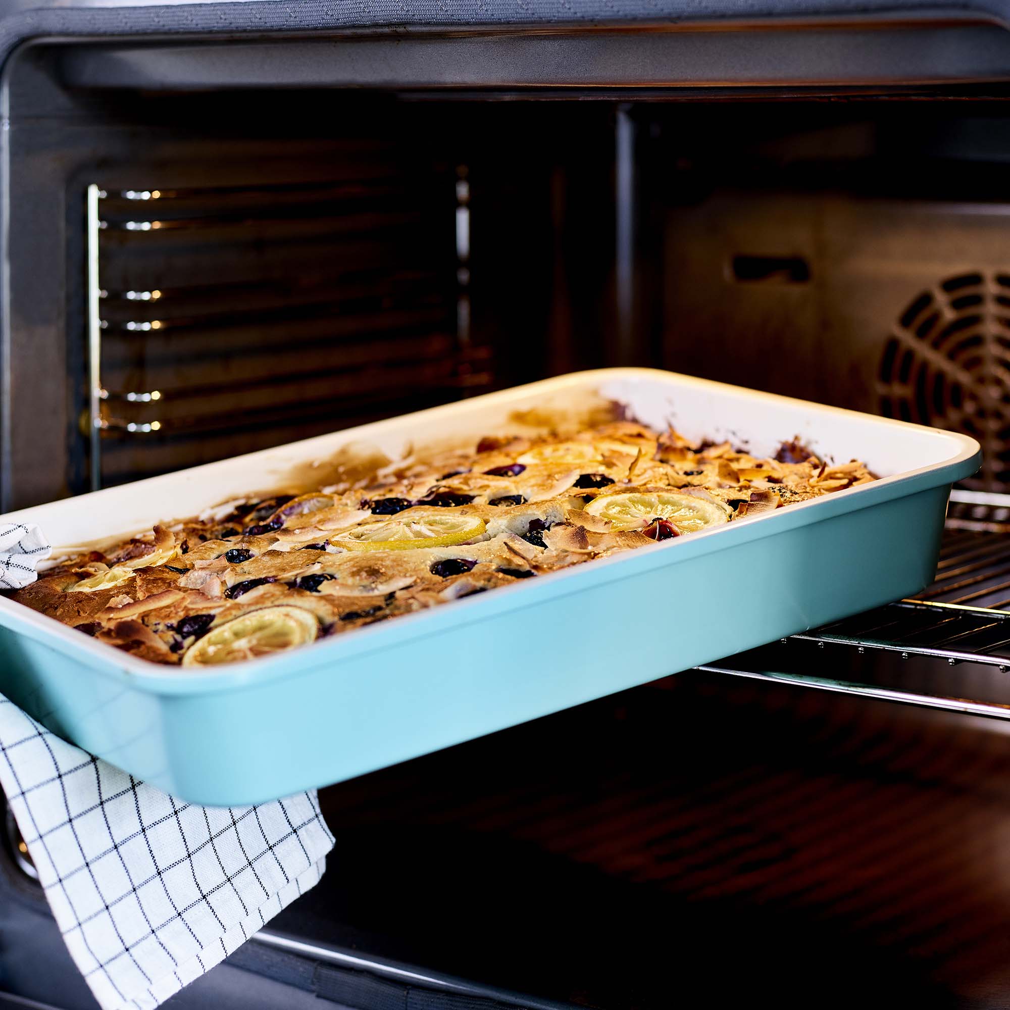 Rectangular Cake Pan With Lid 13X9 - Creative Kitchen Fargo